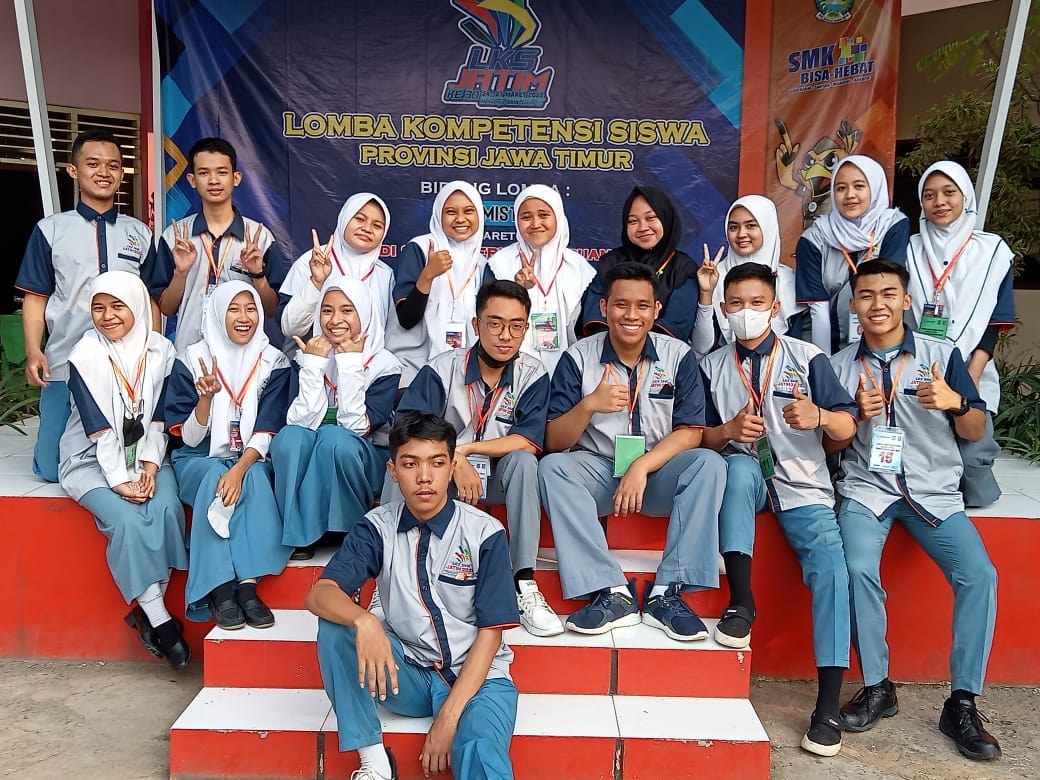 Group photo with fellow participants during the provincial-level LKS Chemistry Competition in East Java, 2022.